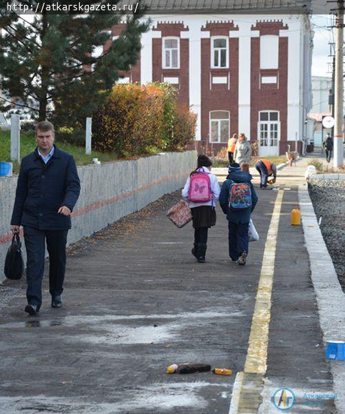 По просьбе жителей Аткарска заасфальтирована пешеходная зона в районе вокзала