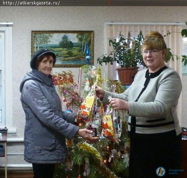 Почти 100 новогодних подарков подарил детям сельхозкооператив "Озерное"