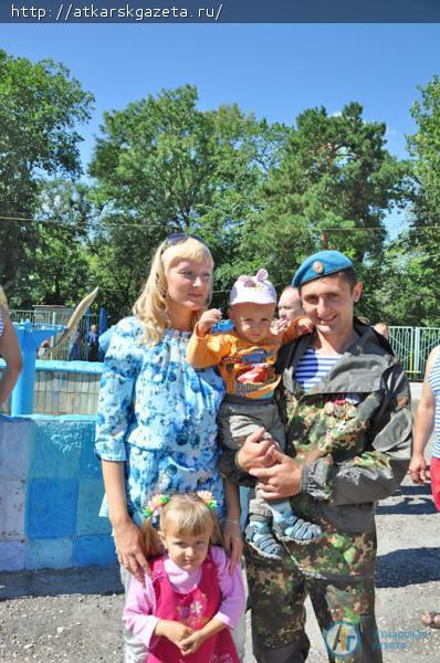 Под флагами ВДВ прошло воскресенье в Аткарске. Почти 50 десантников пришли на торжество в городской парк