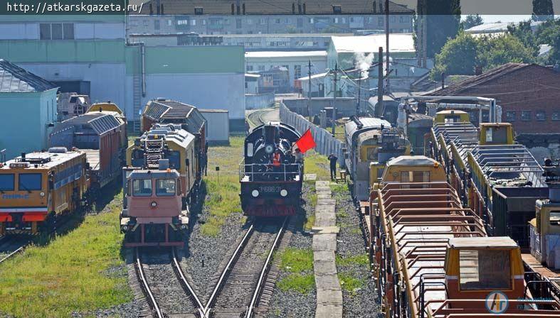 Под красным флагом с клубами дыма аткарский паровоз вернулся на последнюю стоянку (ФОТО)
