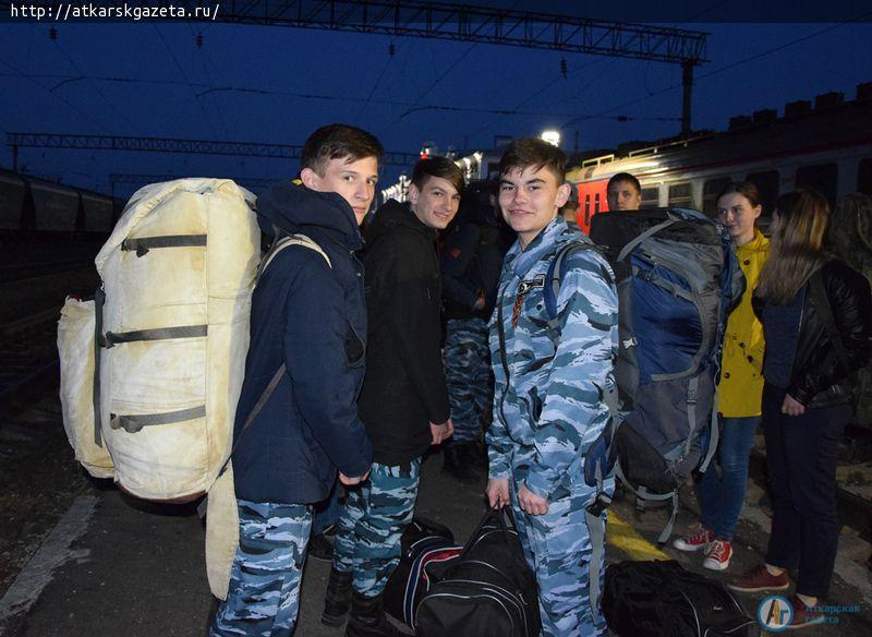 Под звуки марша «Прощание славянки» поисковики отправились на «Вахту памяти»