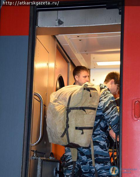 Под звуки марша «Прощание славянки» поисковики отправились на «Вахту памяти»