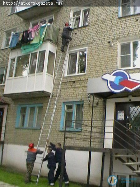 Полуторагодовалый малыш запер маму на балконе (ФОТО)