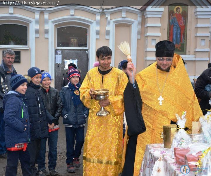 Праздник в пасмурный день подарили аткарчанам прихожане храма Архангела Михаила (ФОТО)