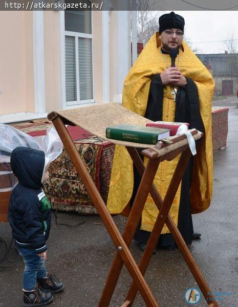 Праздник в пасмурный день подарили аткарчанам прихожане храма Архангела Михаила (ФОТО)