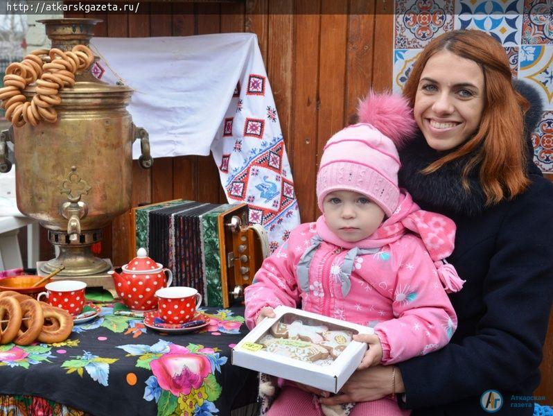 Праздник в пасмурный день подарили аткарчанам прихожане храма Архангела Михаила (ФОТО)