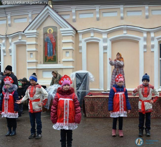 Праздник в пасмурный день подарили аткарчанам прихожане храма Архангела Михаила (ФОТО)