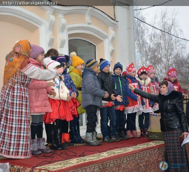 Праздник в пасмурный день подарили аткарчанам прихожане храма Архангела Михаила (ФОТО)