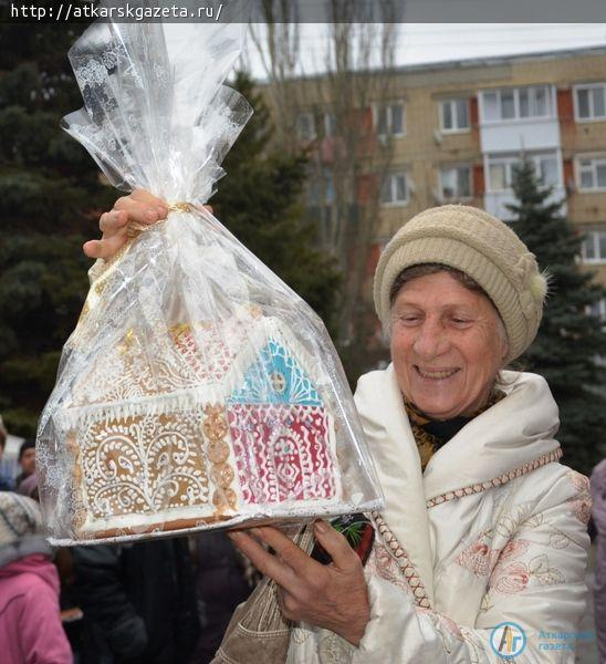 Праздник в пасмурный день подарили аткарчанам прихожане храма Архангела Михаила (ФОТО)