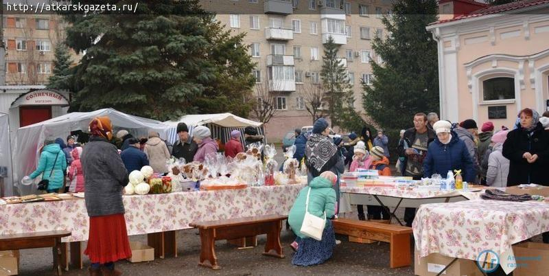 Праздник в пасмурный день подарили аткарчанам прихожане храма Архангела Михаила (ФОТО)