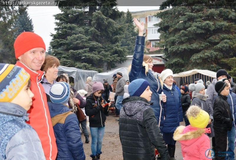 Праздник в пасмурный день подарили аткарчанам прихожане храма Архангела Михаила (ФОТО)