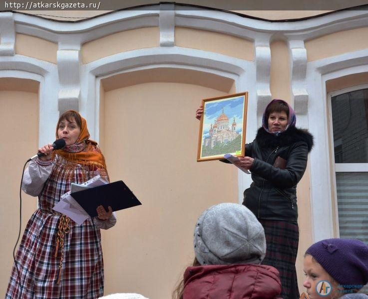 Праздник в пасмурный день подарили аткарчанам прихожане храма Архангела Михаила (ФОТО)