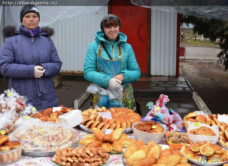 Праздник в пасмурный день подарили аткарчанам прихожане храма Архангела Михаила (ФОТО)