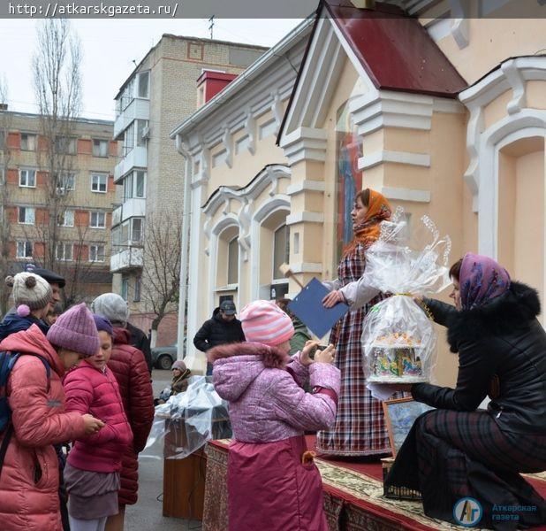 Праздник в пасмурный день подарили аткарчанам прихожане храма Архангела Михаила (ФОТО)