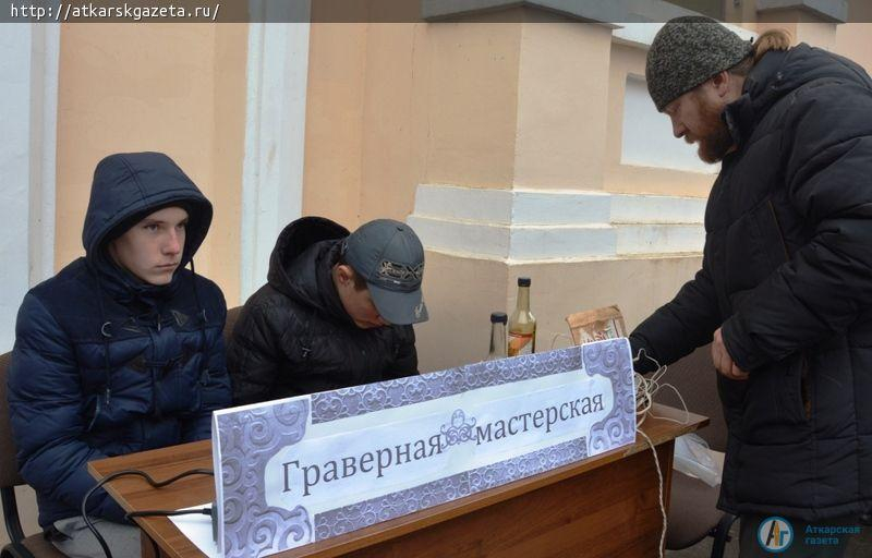 Праздник в пасмурный день подарили аткарчанам прихожане храма Архангела Михаила (ФОТО)