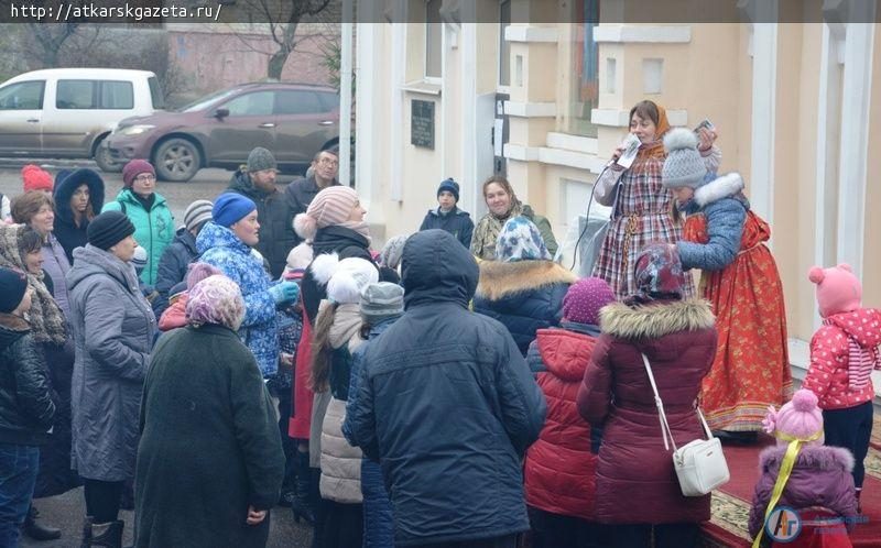 Праздник в пасмурный день подарили аткарчанам прихожане храма Архангела Михаила (ФОТО)