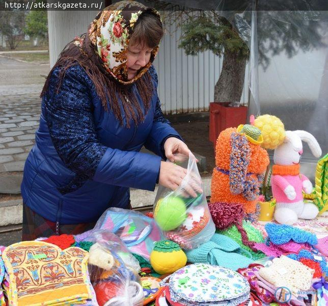 Праздник в пасмурный день подарили аткарчанам прихожане храма Архангела Михаила (ФОТО)