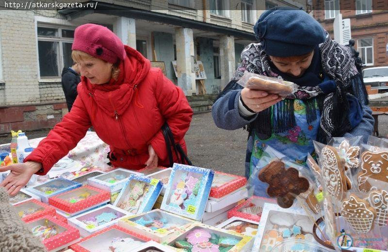 Праздник в пасмурный день подарили аткарчанам прихожане храма Архангела Михаила (ФОТО)