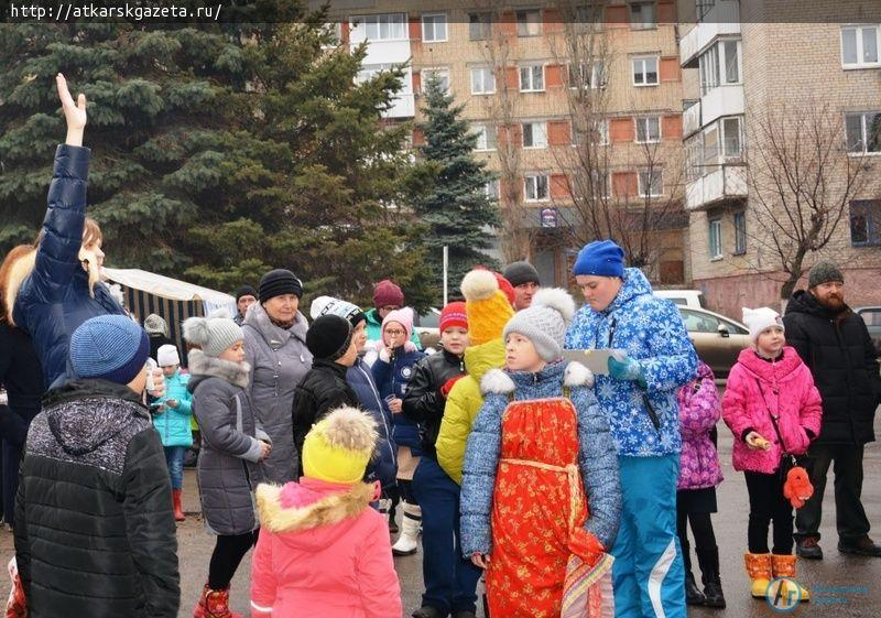 Праздник в пасмурный день подарили аткарчанам прихожане храма Архангела Михаила (ФОТО)