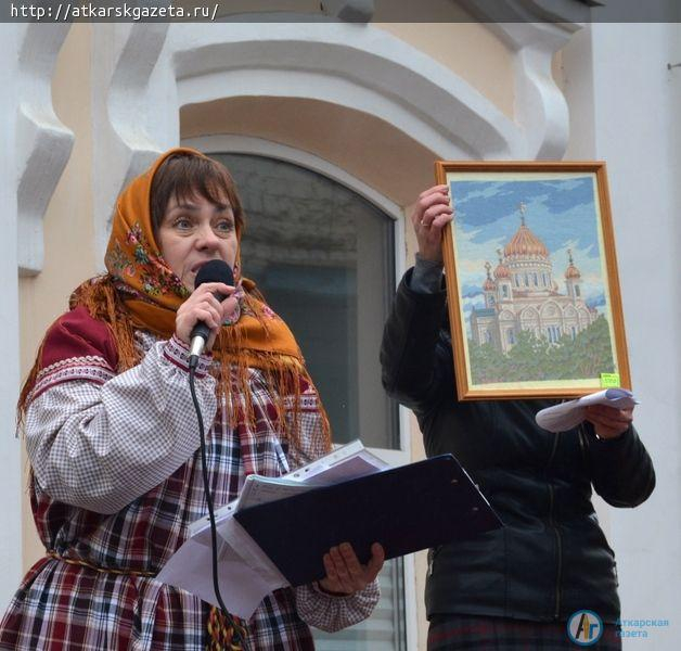 Праздник в пасмурный день подарили аткарчанам прихожане храма Архангела Михаила (ФОТО)