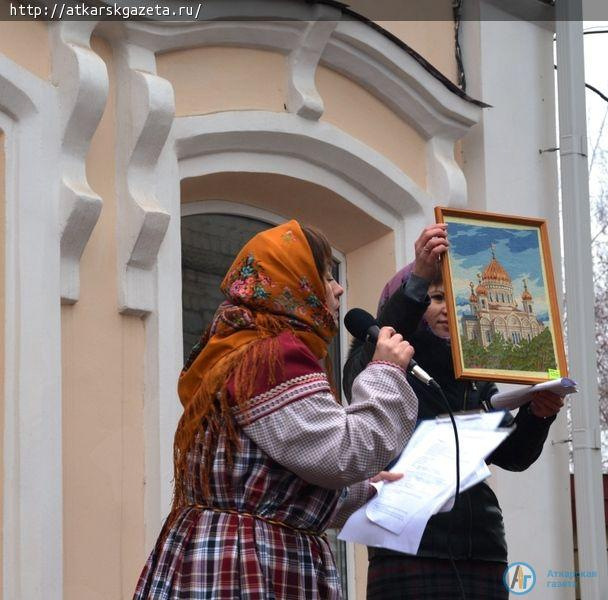 Праздник в пасмурный день подарили аткарчанам прихожане храма Архангела Михаила (ФОТО)