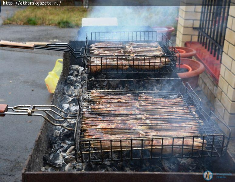 Праздник в пасмурный день подарили аткарчанам прихожане храма Архангела Михаила (ФОТО)