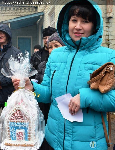 Праздник в пасмурный день подарили аткарчанам прихожане храма Архангела Михаила (ФОТО)