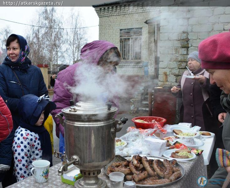 Праздник в пасмурный день подарили аткарчанам прихожане храма Архангела Михаила (ФОТО)