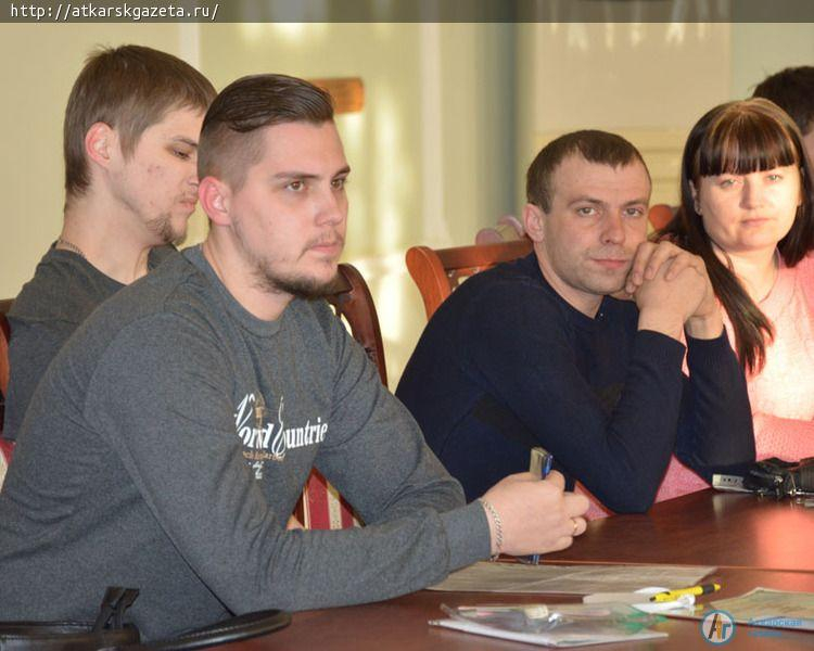 Представитель Минстроя вручил жителям Аткарска ключи от новых квартир  (ФОТО)