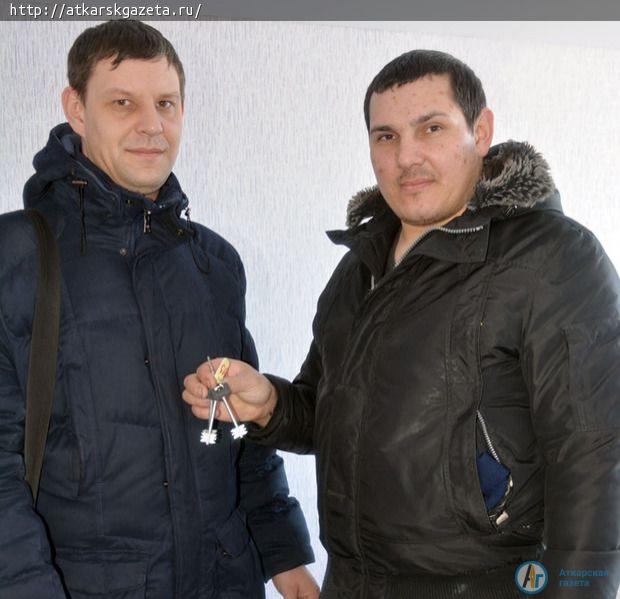 Представитель Минстроя вручил жителям Аткарска ключи от новых квартир  (ФОТО)