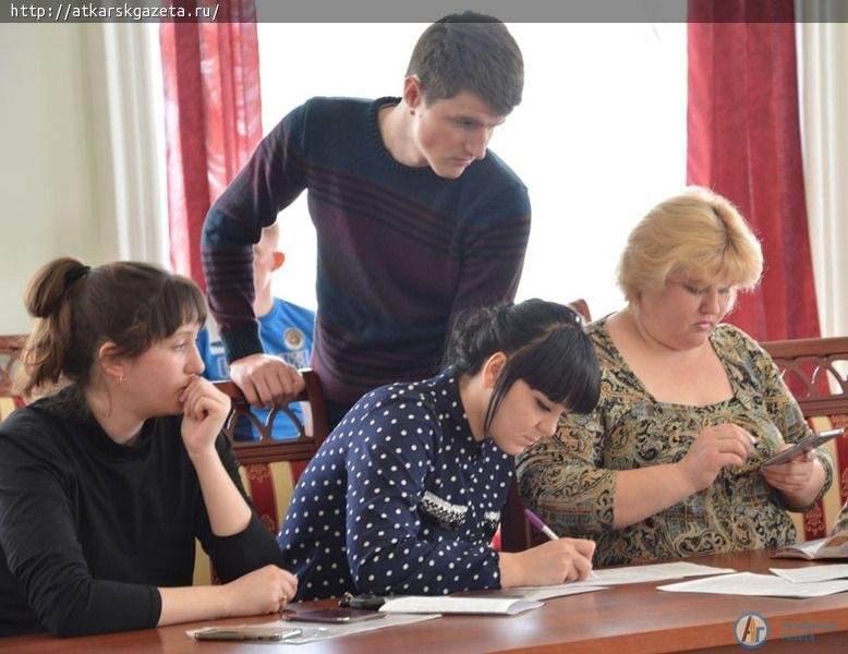Представитель Минстроя вручил жителям Аткарска ключи от новых квартир  (ФОТО)