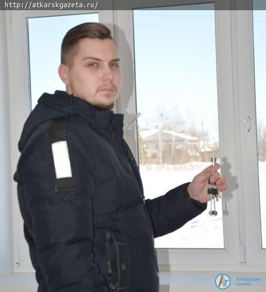 Представитель Минстроя вручил жителям Аткарска ключи от новых квартир  (ФОТО)