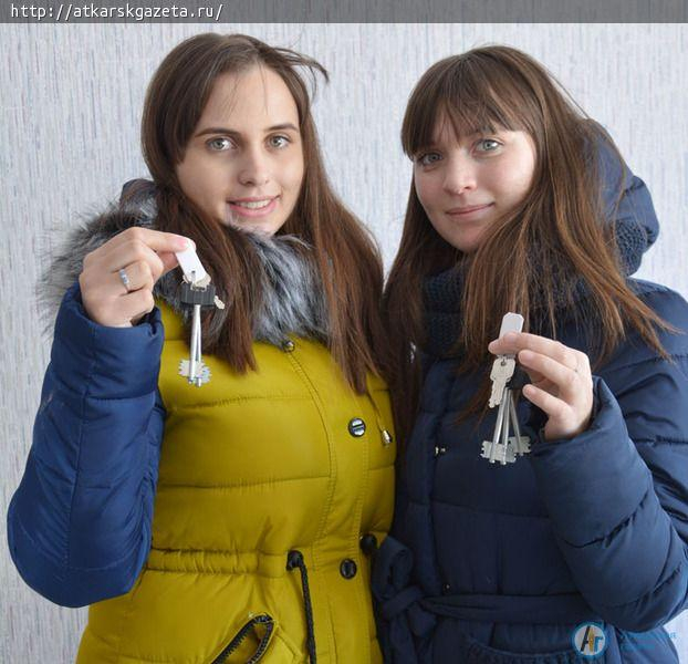 Представитель Минстроя вручил жителям Аткарска ключи от новых квартир  (ФОТО)