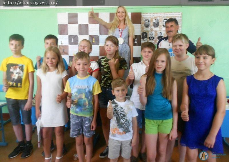 Призер первенства мира провела сеанс одновременной игры с аткарскими шахматистами