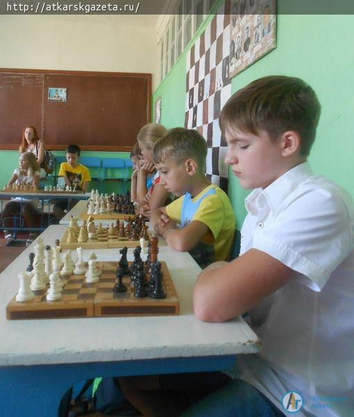 Призер первенства мира провела сеанс одновременной игры с аткарскими шахматистами