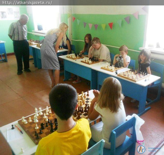 Призер первенства мира провела сеанс одновременной игры с аткарскими шахматистами