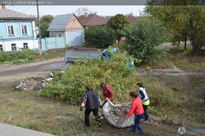 Продолжается субботник по очистке берегов реки Аткары (ФОТО)