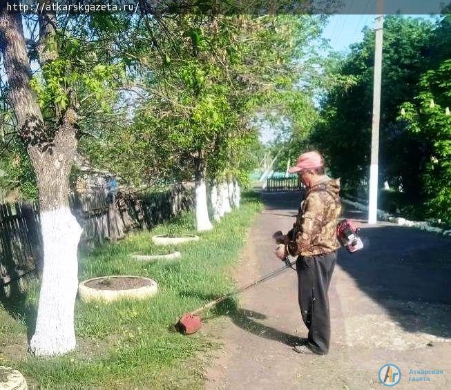 Рабочий день в Доме культуры села Большая Екатериновка начинается с полива цветов