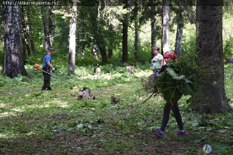 Работники культуры и образования привели в порядок туристический объект