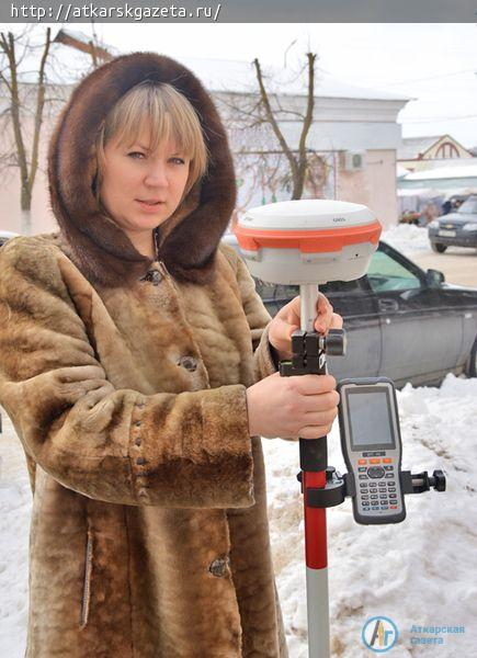 Работники МУП "Земля" заносят на карту России владения аткарчан