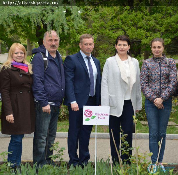 Региональные туроператоры и журналисты высадили в горпарке Саратова аткарские розы