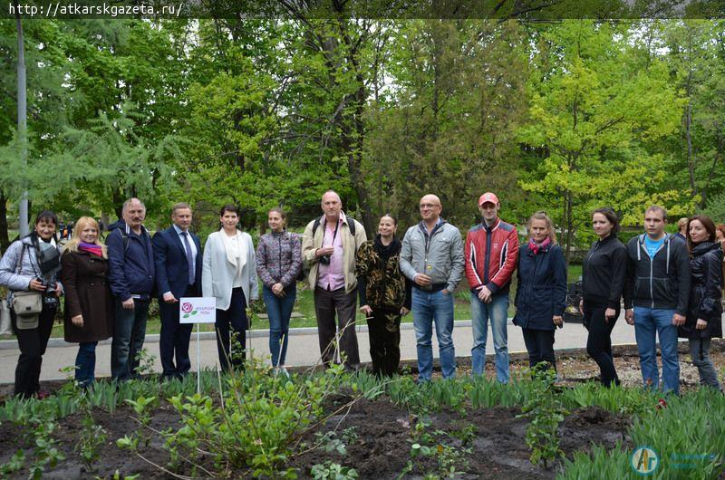 Региональные туроператоры и журналисты высадили в горпарке Саратова аткарские розы
