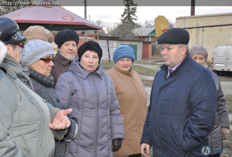 Ремонт двора пятиэтажки на улице Коммунистической обсудили на общем собрании жильцов