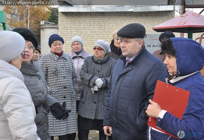 Ремонт двора пятиэтажки на улице Коммунистической обсудили на общем собрании жильцов