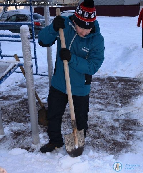 Руководители Аткарского района встретили воскресное утро с лопатами в руках (ФОТО)