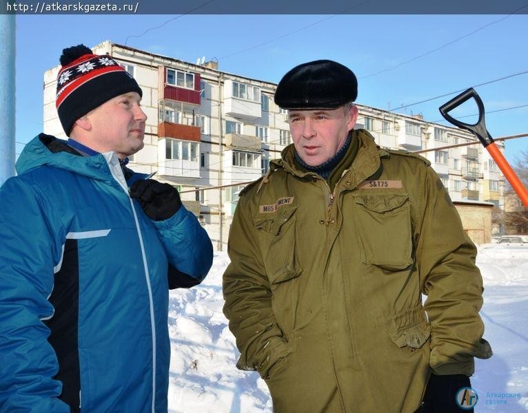 Руководители Аткарского района встретили воскресное утро с лопатами в руках (ФОТО)
