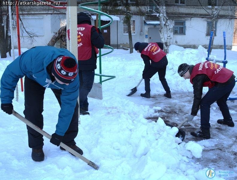 Руководители Аткарского района встретили воскресное утро с лопатами в руках (ФОТО)