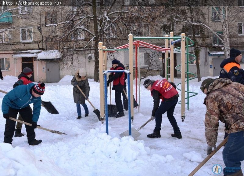 Руководители Аткарского района встретили воскресное утро с лопатами в руках (ФОТО)