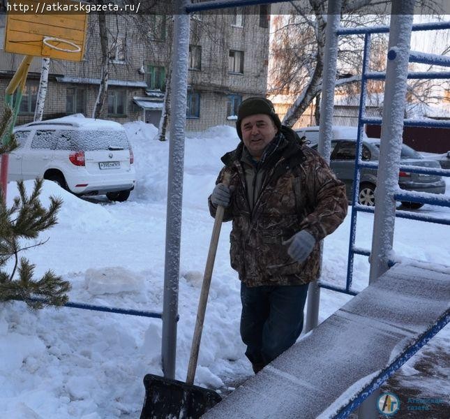 Руководители Аткарского района встретили воскресное утро с лопатами в руках (ФОТО)