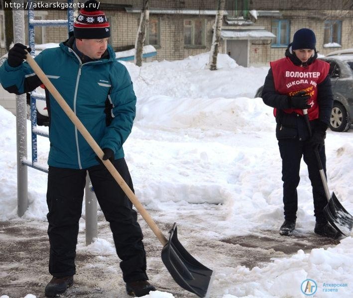 Руководители Аткарского района встретили воскресное утро с лопатами в руках (ФОТО)